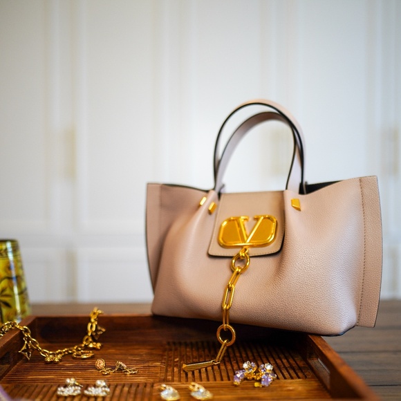 Valentino Garavani VLogo Tote Leather Small - Picture 3 of 16